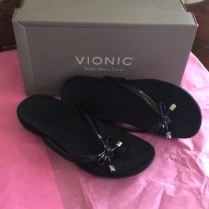 Ladies VIONIC BLACK PATEN LEATHER SANDALS  Have been worn in good condition.
